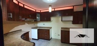 En Venta Casa Zona 16, Villas Suiza — Casa en Venta en Zona 16, Guatemala, Ciudad — miniatura 8 de 16