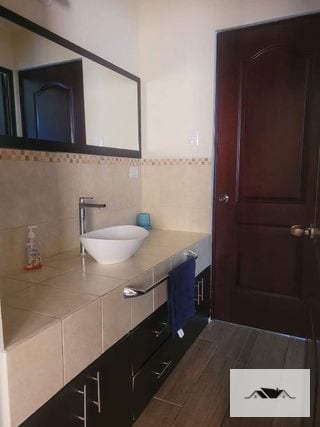 EN RENTA AMPLIA CASA ZONA 16 CONDOMINIO PORTALES DE SAN ISIDRO — Casa en Alquiler en Portal de San Isidro III, Zona 16, Guatemala, Ciudad — miniatura 6 de 16
