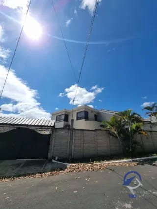 Casa en Renta en Pinares de San Cristobal, zona 8, Mixco — Casa en Alquiler en Pinares de San Cristobal, Zona 8 Mixco, Guatemala, Ciudad — miniatura 2 de 12