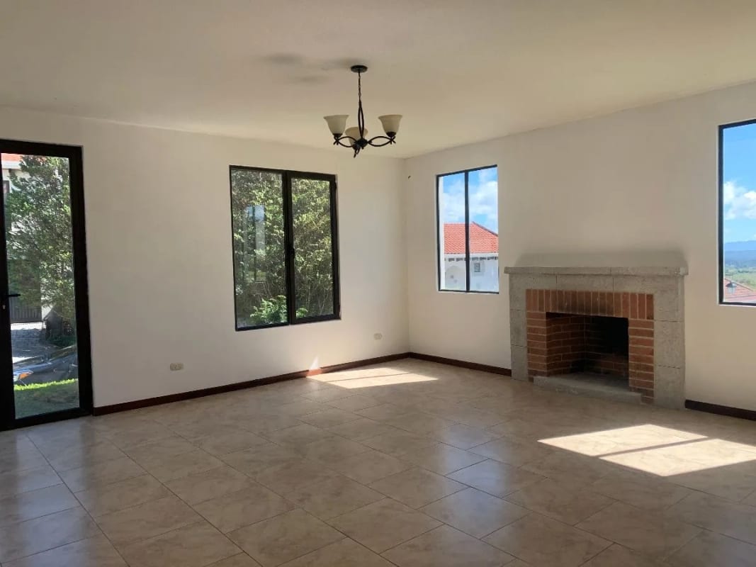 BONITA Y AMPLIA DE CASA 2 NIVELES EN LAZOS DE FRAIJANES — Casa en Venta en Lazos de Fraijanes, Carretera a El Salvador, Guatemala, Ciudad — foto 1 de 11