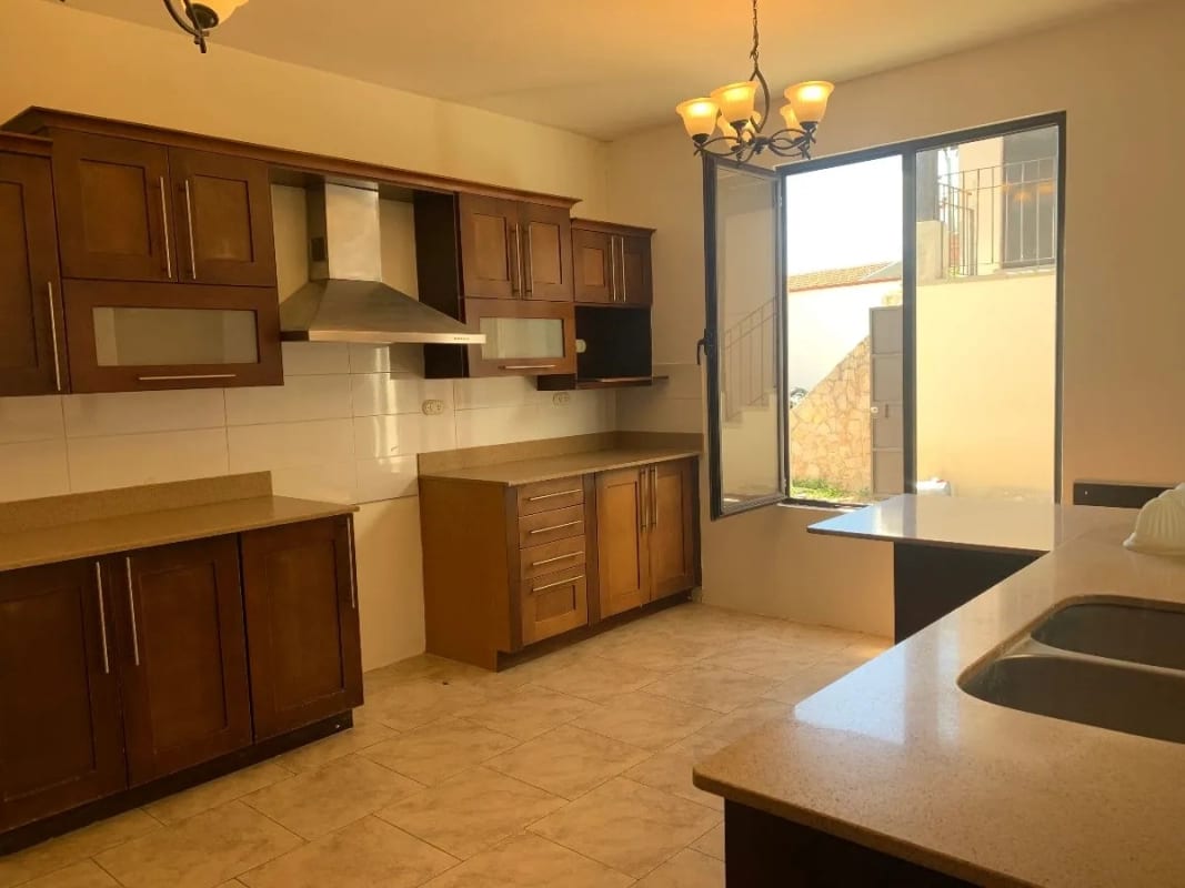 BONITA Y AMPLIA DE CASA 2 NIVELES EN LAZOS DE FRAIJANES — Casa en Venta en Lazos de Fraijanes, Carretera a El Salvador, Guatemala, Ciudad — foto 9 de 11