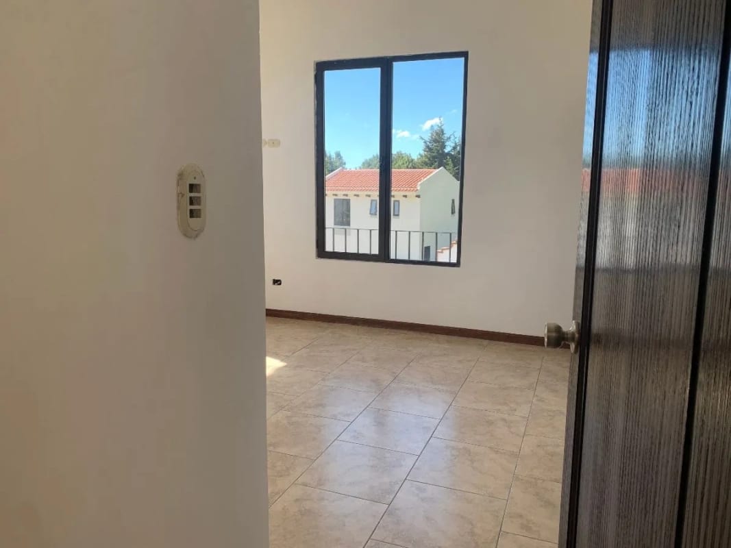 BONITA Y AMPLIA DE CASA 2 NIVELES EN LAZOS DE FRAIJANES — Casa en Venta en Lazos de Fraijanes, Carretera a El Salvador, Guatemala, Ciudad — foto 4 de 11