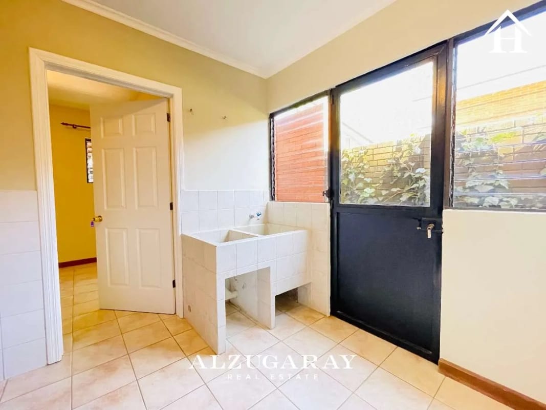 CASA C / JARDÍN Y PÉRGOLA - 3 HAB./ LAS ROTONDAS CAES — Casa en Venta en Carretera a El Salvador, Guatemala, Ciudad — foto 4 de 17