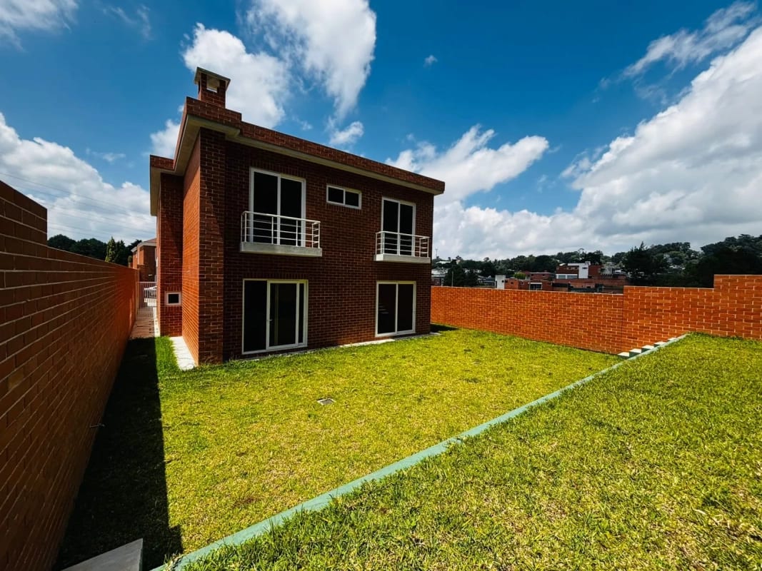 Km 16 Buena Fuente en venta Amplia casa de 4 dormitorios y jardin — Casa en Venta en Buena Fuente, Carretera a El Salvador, Guatemala, Ciudad — foto 1 de 5