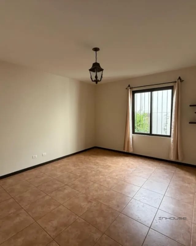 CASA EN VENTA EN FRAIJANES CON JARDIN — Casa en Venta en Carretera a El Salvador, Guatemala, Ciudad — foto 9 de 10