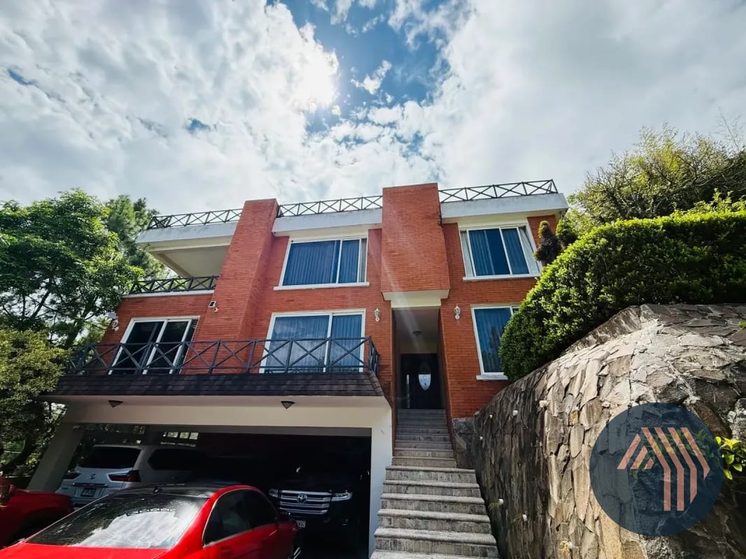 VENTA DE AMPLIA Y CÉNTRICA CASA - SAN LAZARO, ZONA 15 — Casa en Venta en San Lázaro, Zona 15, Guatemala, Ciudad — foto 1 de 17