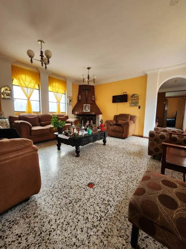Propiedad Estratégica Z.5: Casa de 3 niveles en Sector en Crecimiento — Casa en Venta en Casa Asunción, Zona 5, Guatemala, Ciudad — foto 12 de 17