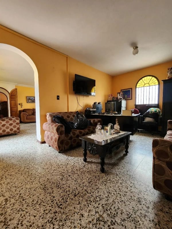 Propiedad Estratégica Z.5: Casa de 3 niveles en Sector en Crecimiento — Casa en Venta en Casa Asunción, Zona 5, Guatemala, Ciudad — foto 11 de 17