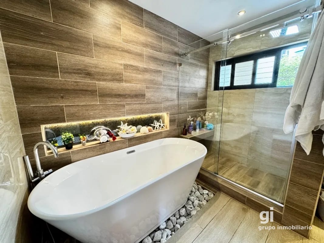 Casa exclusiva en alquiler en zona 10 – Ideal para embajada, family office u oficina privada de alto nivel — Casa en Alquiler en Zona 10, Guatemala, Ciudad — foto 2 de 16