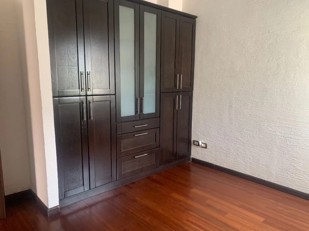 PRECIOSA CASA 2 NIVELES EN VILLAS EUROPEAS — Casa en Venta en Villas Europeas, Carretera a El Salvador, Guatemala, Ciudad — foto 4 de 16