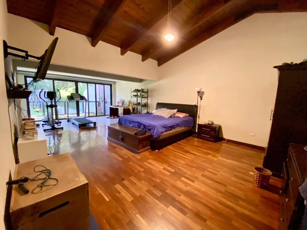 VENDO LINDA CASA CON AMPLIO JARDÍN EN EXCLUSIVA COLONIA EN ZONA 11 — Casa en Venta en *Otro / No especificar, Zona 11, Guatemala, Ciudad — foto 6 de 10