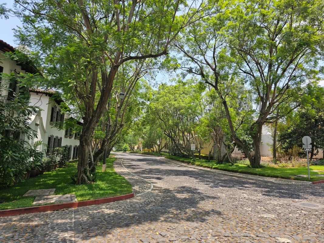 Bella Vista Jocotenango: Lujosa Casa de Esquina sobre Boulevard Principal — Casa en Venta en Antigua, Sacatepéquez — foto 1 de 17