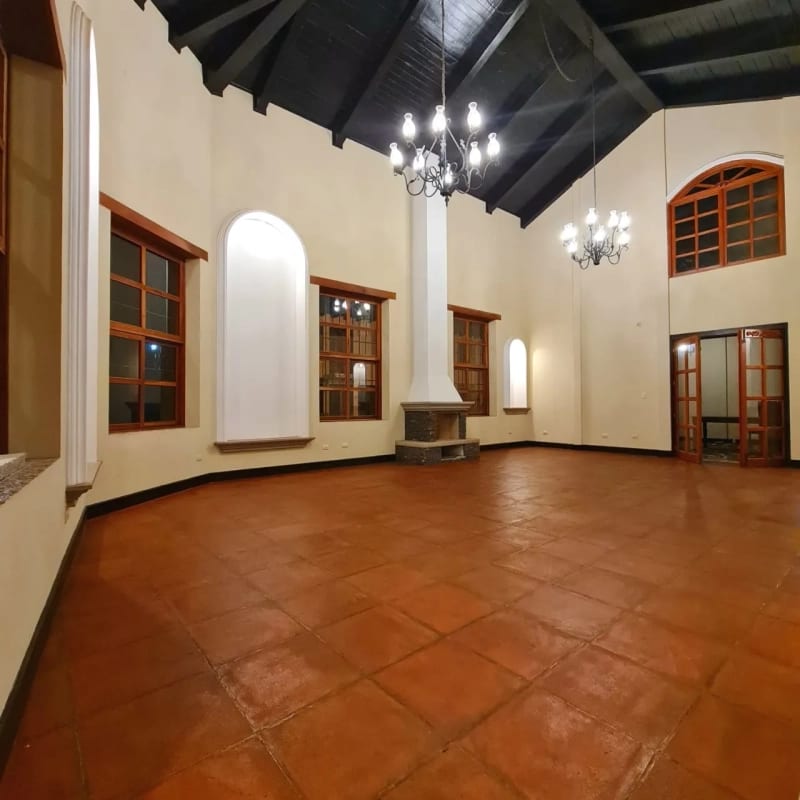 Bella Vista Jocotenango: Lujosa Casa de Esquina sobre Boulevard Principal — Casa en Venta en Antigua, Sacatepéquez — foto 10 de 17