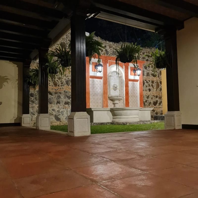 Bella Vista Jocotenango: Lujosa Casa de Esquina sobre Boulevard Principal — Casa en Venta en Antigua, Sacatepéquez — foto 9 de 17
