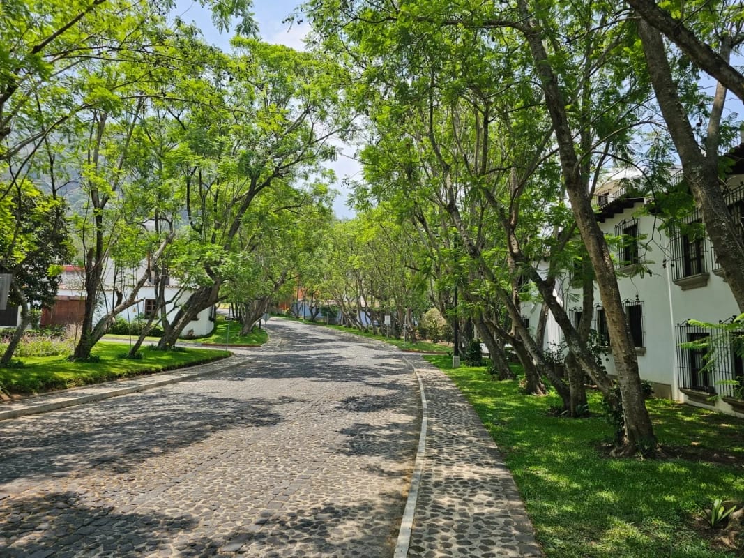 Bella Vista Jocotenango: Lujosa Casa de Esquina sobre Boulevard Principal — Casa en Venta en Antigua, Sacatepéquez — foto 2 de 17