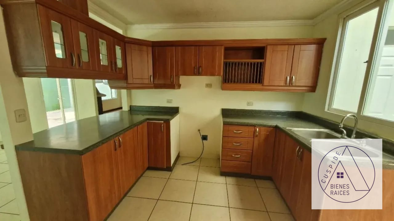 Carr. San José Pinula km 21 Paseo Santa Luz casa en Venta amplia. — Casa en Venta en San José Pinula, Carretera a El Salvador, Guatemala, Ciudad — foto 6 de 9