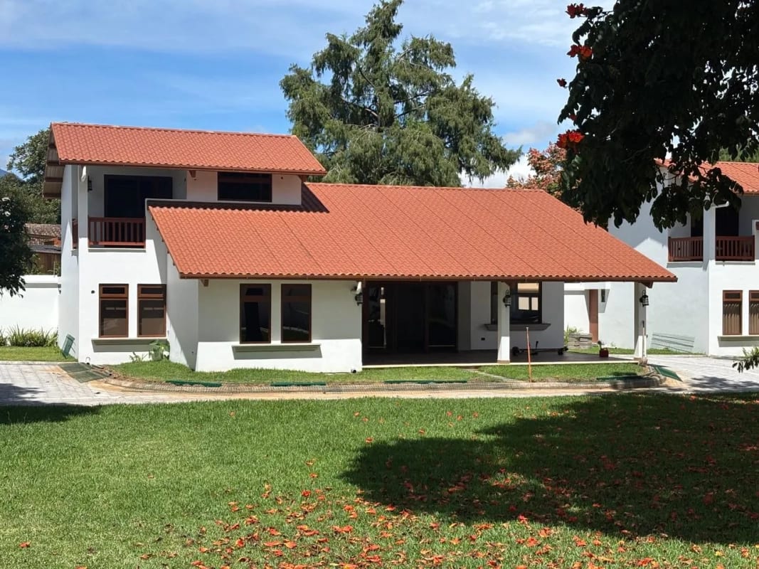 Casas en Renta en Villas de Duero - Antigua — Casa en Alquiler en Antigua, Sacatepéquez — foto 1 de 16