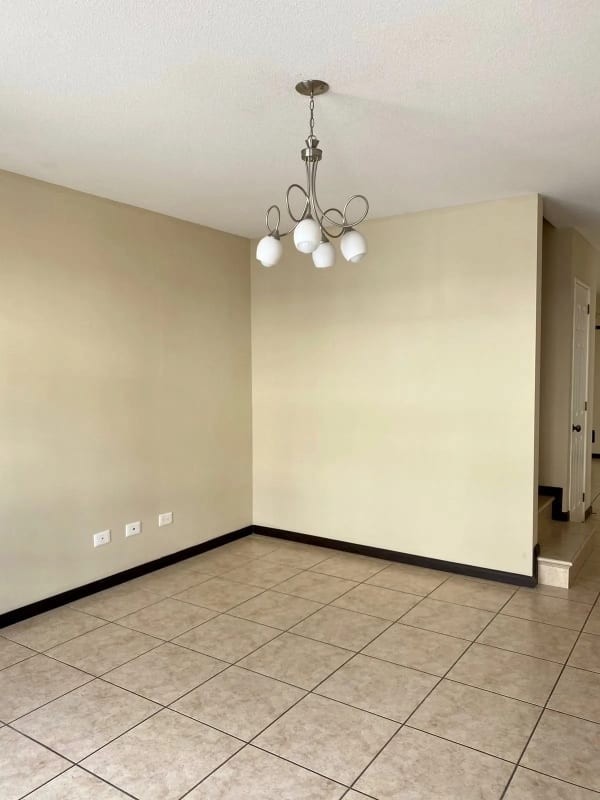 Venta de Casa - Condado Naranjo, Condominio Santa Elena, Zona 4 de Mixco — Casa en Venta en Condado Naranjo, Zona 4 Mixco, Guatemala, Ciudad — foto 1 de 12