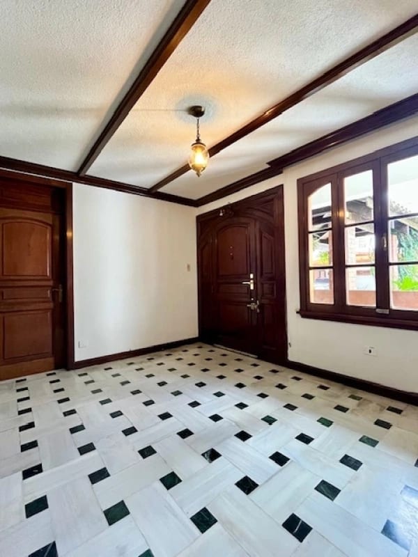 Zona 14 La Villa Vendo propiedad dentro de condominio vivienda u oficinas — Casa en Venta en Zona 14, Guatemala, Ciudad — foto 1 de 6