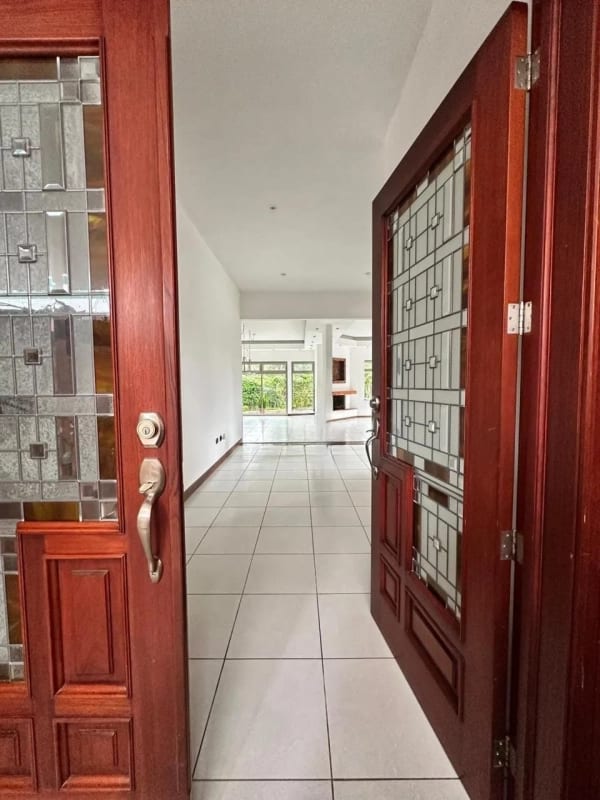 Amplia e iluminada casa en Kanajuyú zona 16 — Casa en Venta en Kanajuyú, Zona 16, Guatemala, Ciudad — foto 1 de 6