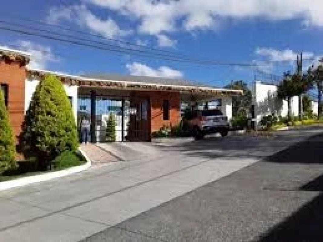 CASA EN VENTA CONDOMINIO BOSQUE ESCONDIDO ENTRADA A FRAIJANRES — Casa en Venta en Carretera a El Salvador, Guatemala, Ciudad — foto 3 de 11