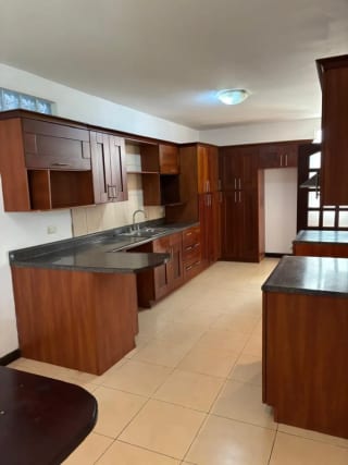 Hermosa casa grande en Residencial Los Diamantes — Casa en Venta en Los Diamantes, Carretera a El Salvador, Guatemala, Ciudad — miniatura 12 de 17