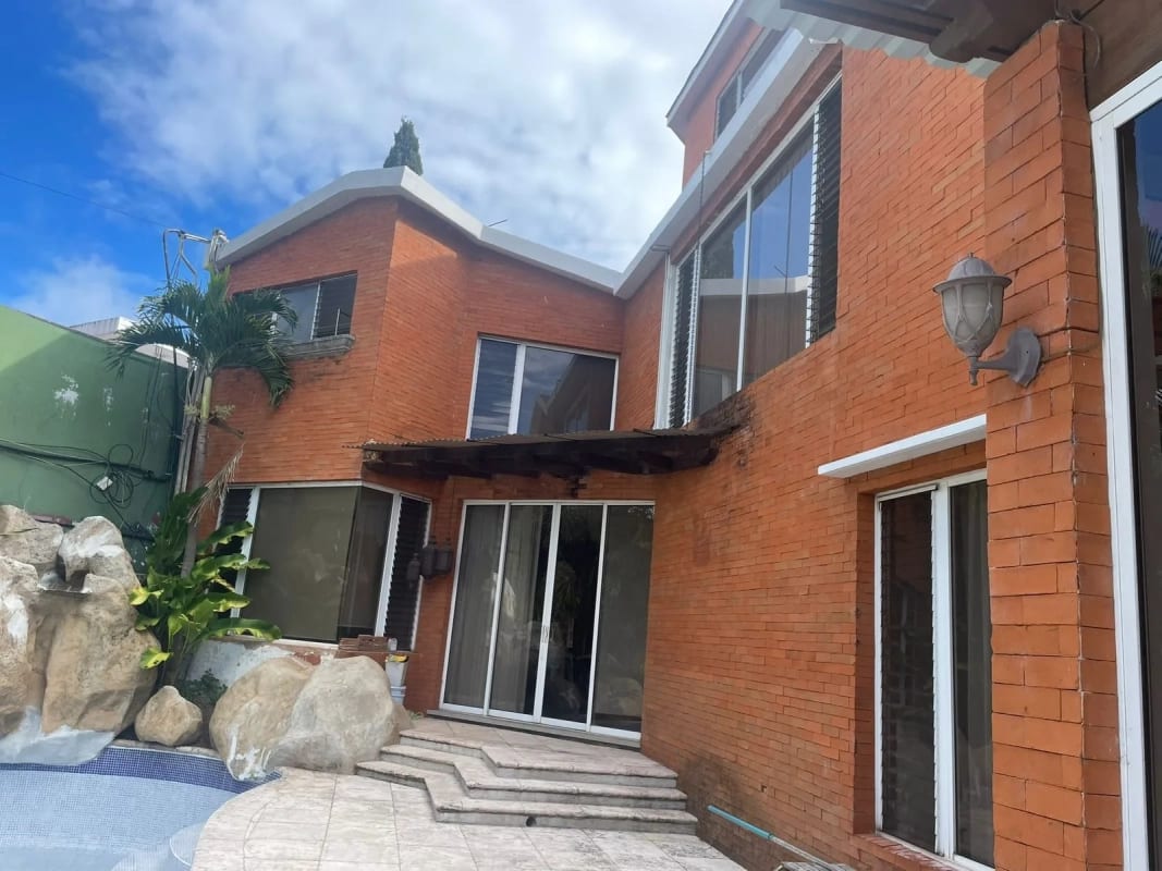 Hermosa y Amplia Casa en Venta Santa Catarina Pinula — Casa en Venta en Santa Catarina Pinula, Guatemala, Ciudad — foto 1 de 12