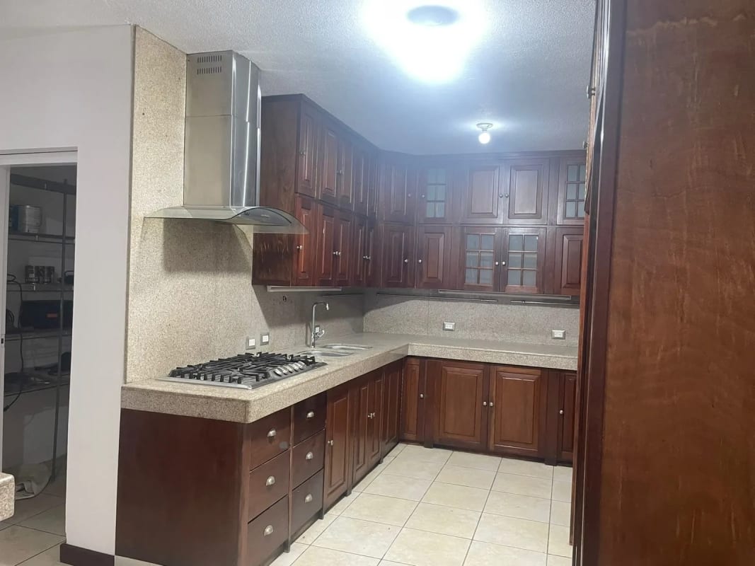 Hermosa y Amplia Casa en Venta Santa Catarina Pinula — Casa en Venta en Santa Catarina Pinula, Guatemala, Ciudad — foto 9 de 12