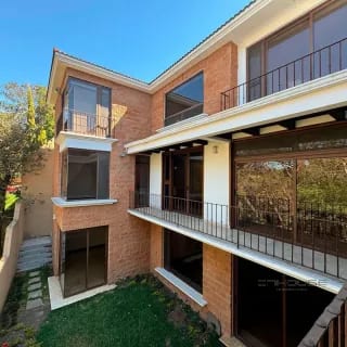 CASA EN VENTA EN ZONA 16 ENCINOS DE CAYALA, CON APARTAMENTO INDEPENDIENTE — Casa en Venta en Encinos de Cayala, Zona 16, Guatemala, Ciudad — miniatura 1 de 10