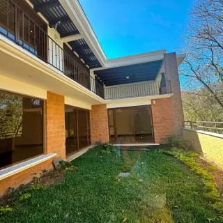 CASA EN VENTA EN ZONA 16 ENCINOS DE CAYALA, CON APARTAMENTO INDEPENDIENTE — Casa en Venta en Encinos de Cayala, Zona 16, Guatemala, Ciudad — miniatura 2 de 10