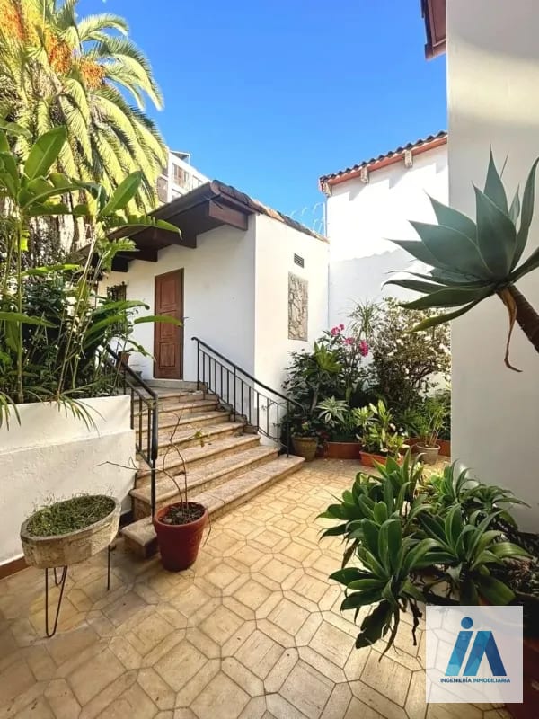 CASA EN VENTA - 📍Residenciales Mallorca, zona 14 _Una residencia única con acabados de caoba y amplio jardín_ — Casa en Venta en Zona 14, Guatemala, Ciudad — foto 1 de 16
