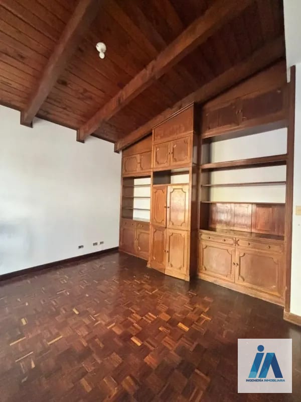 CASA EN VENTA - 📍Residenciales Mallorca, zona 14 _Una residencia única con acabados de caoba y amplio jardín_ — Casa en Venta en Zona 14, Guatemala, Ciudad — foto 3 de 16