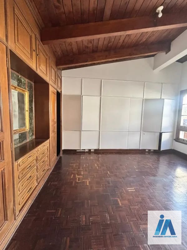 CASA EN VENTA - 📍Residenciales Mallorca, zona 14 _Una residencia única con acabados de caoba y amplio jardín_ — Casa en Venta en Zona 14, Guatemala, Ciudad — foto 2 de 16