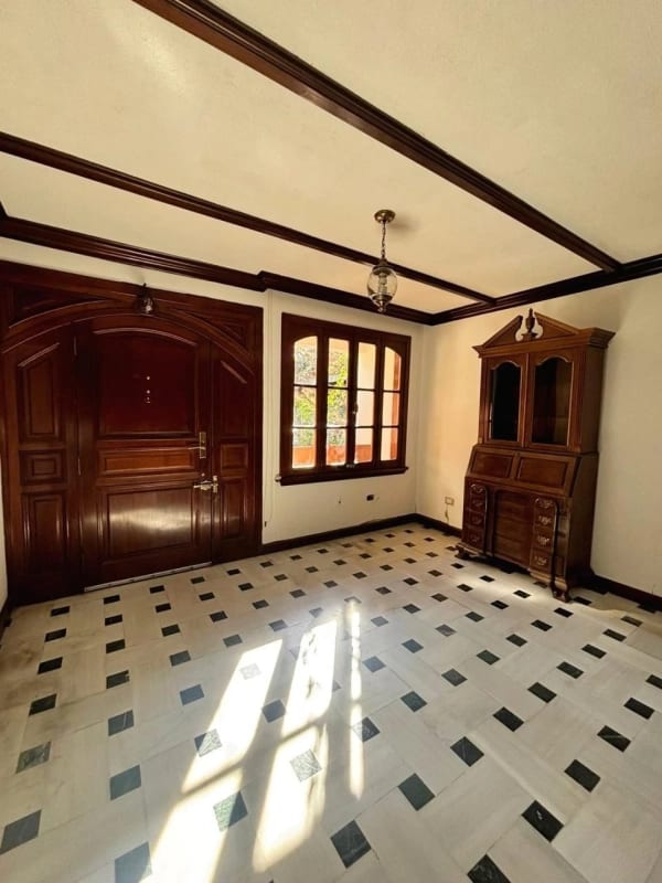 CASA EN VENTA - AMPLIO JARDÍN - MALLORCA LA VILLA ZONA 14 — Casa en Venta en Zona 14, Guatemala, Ciudad — foto 11 de 16