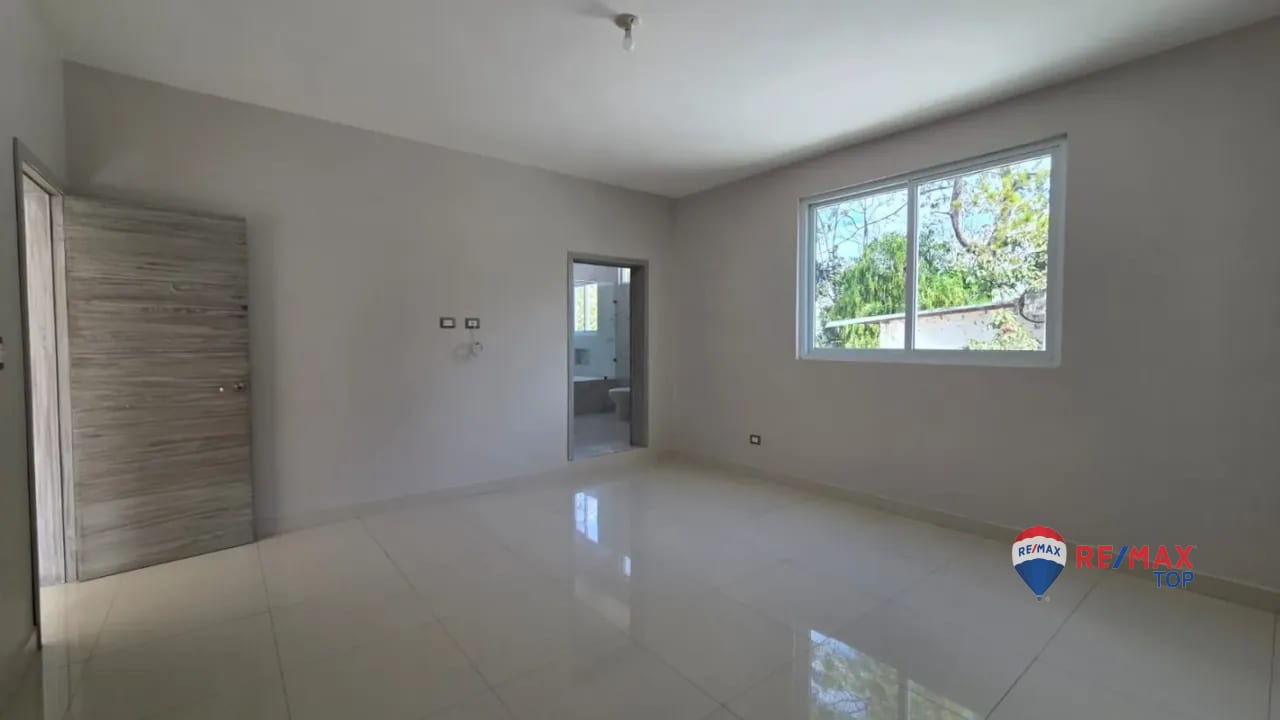 ZONA 16, VENDO CASA DE 2 NIVELES 4 HAB. / BOULEVARD ACATÁN — Casa en Venta en Zona 16, Guatemala, Ciudad — foto 7 de 13