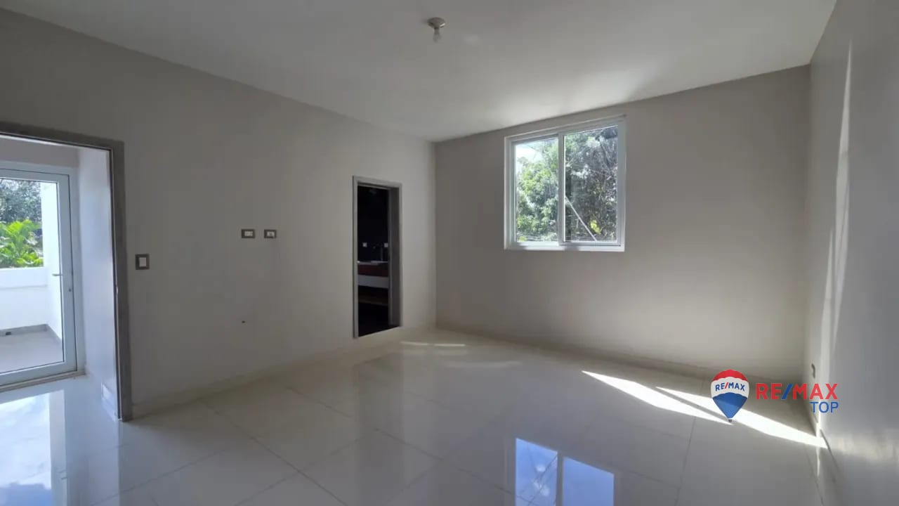 ZONA 16, VENDO CASA DE 2 NIVELES 4 HAB. / BOULEVARD ACATÁN — Casa en Venta en Zona 16, Guatemala, Ciudad — foto 4 de 13