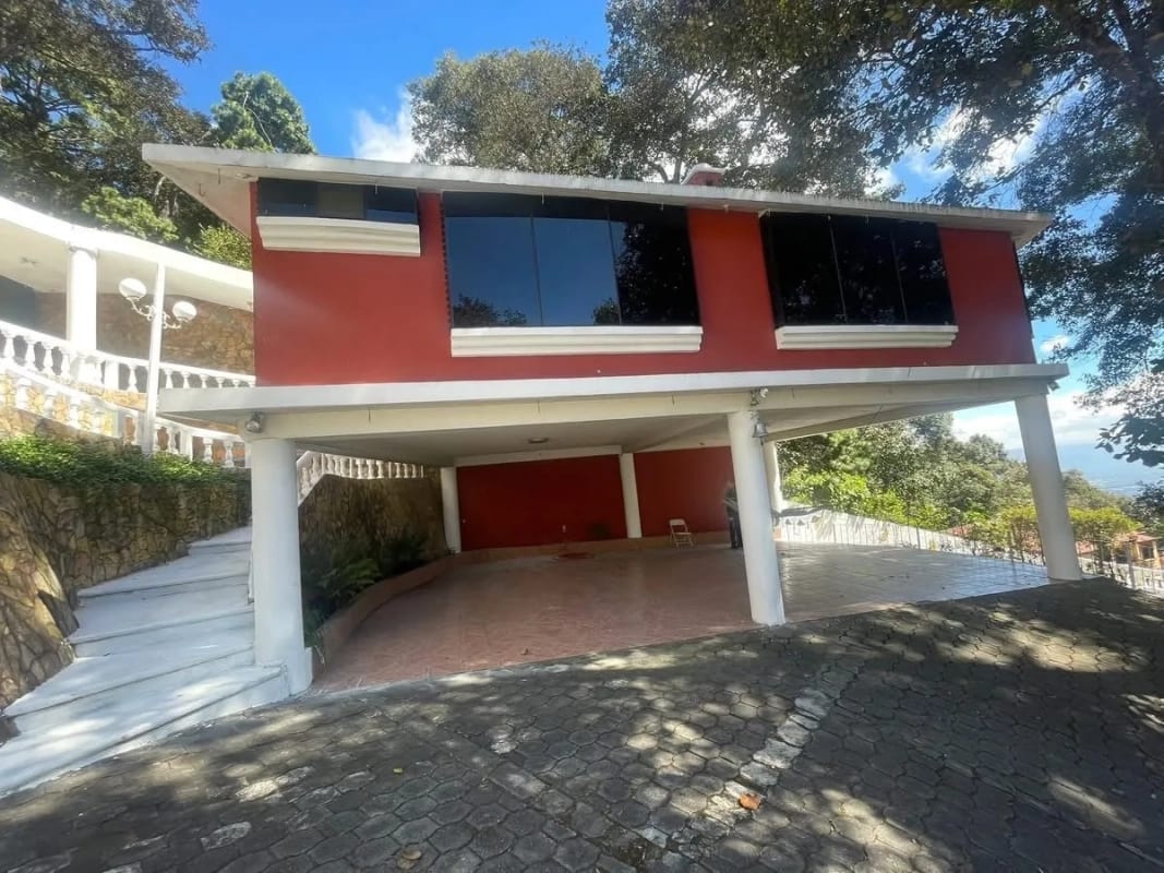 Hermosa casa dentro de garita — Casa en Venta en San Lucas Sacatepéquez, Sacatepéquez — foto 1 de 6