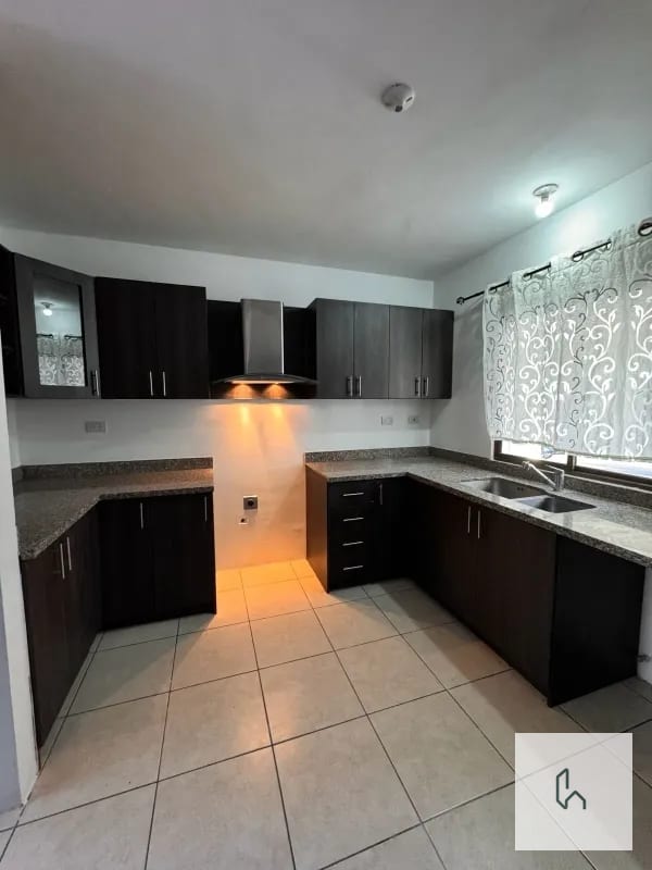 VENTA DE AMPLIA CASA EN VISTAS DE SAN ISIDRO Z.16 — Casa en Venta en Vistas de San Isidro, Zona 16, Guatemala, Ciudad — foto 2 de 11