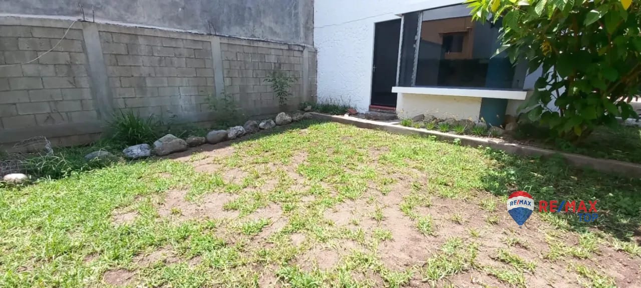 PANAJACHEL I CASA EN RESIDENCIAL l 2 APTO. INDEPENDIENTES AMPLIA PROPIEDAD CON JARDÍN FRONTAL Y POSTERIOR — Casa en Venta en Panajachel, Sololá — foto 2 de 11