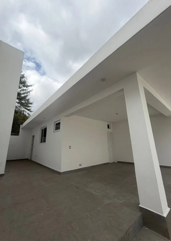VENDO AMPLIA CASA - ZONA 16 - 6 PARQUEOS — Casa en Venta en Zona 16, Guatemala, Ciudad — foto 1 de 8