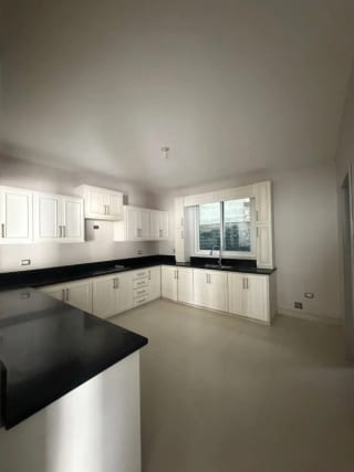 VENDO AMPLIA CASA - ZONA 16 - 6 PARQUEOS — Casa en Venta en Zona 16, Guatemala, Ciudad — miniatura 5 de 8