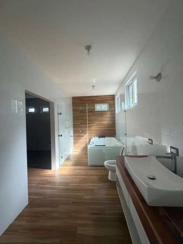 VENDO AMPLIA CASA - ZONA 16 - 6 PARQUEOS — Casa en Venta en Zona 16, Guatemala, Ciudad — foto 3 de 8