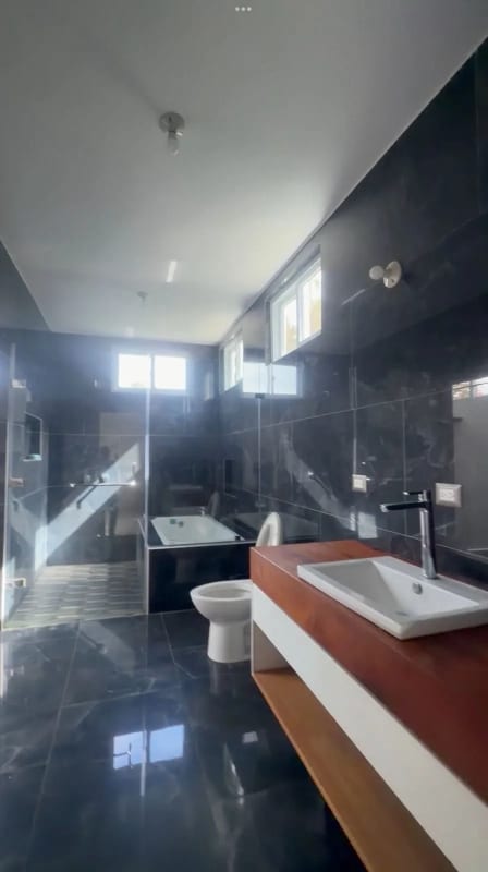 VENDO AMPLIA CASA - ZONA 16 - 6 PARQUEOS — Casa en Venta en Zona 16, Guatemala, Ciudad — foto 2 de 8
