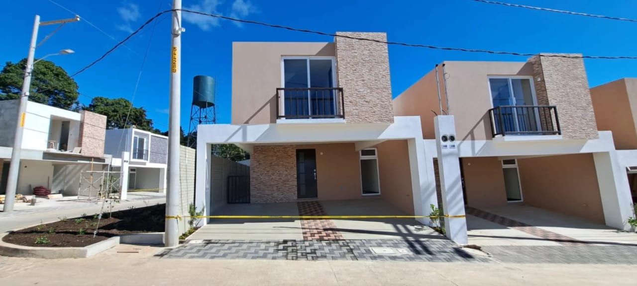 Casa en Venta en Altos de Village, Km. 25 CES — Casa en Venta en Carretera a El Salvador, Guatemala, Ciudad — foto 1 de 11