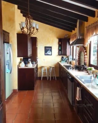 CASA EN VENTA EN CARRETERA A SAN LUCAS KM 21.5, ESTILO COLONIAL — Casa en Venta en San Juan Sacatepéquez, Sacatepéquez — miniatura 6 de 11