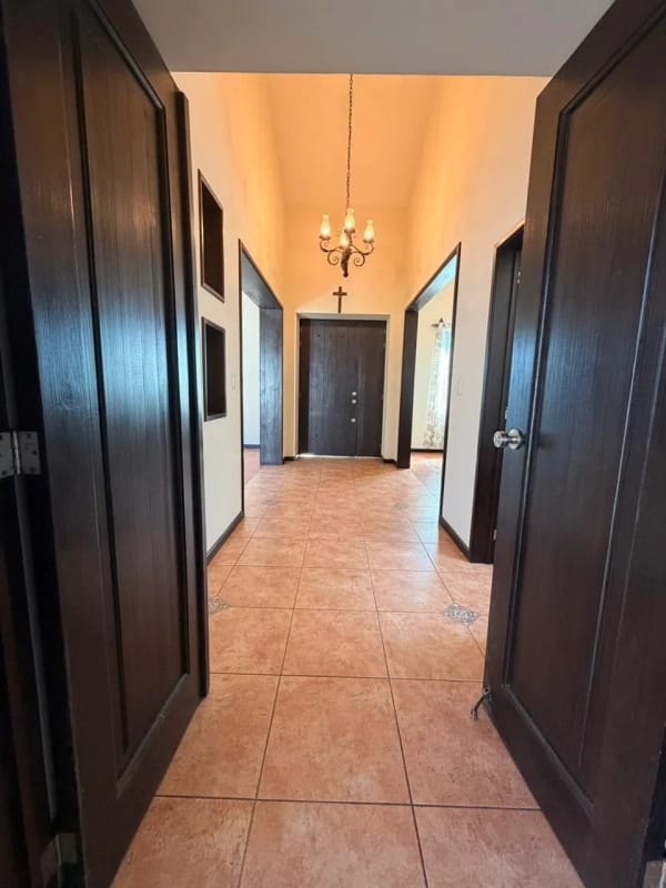 Preciosa residencia de un nivel en Lazos de Fraijanes — Casa en Venta en Lazos de Fraijanes, Carretera a El Salvador, Guatemala, Ciudad — foto 15 de 16