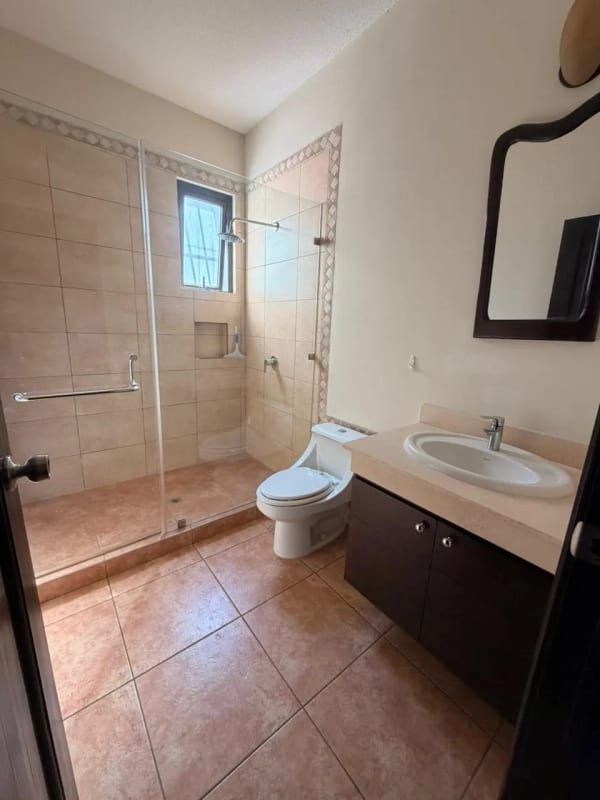 Preciosa residencia de un nivel en Lazos de Fraijanes — Casa en Venta en Lazos de Fraijanes, Carretera a El Salvador, Guatemala, Ciudad — foto 2 de 16