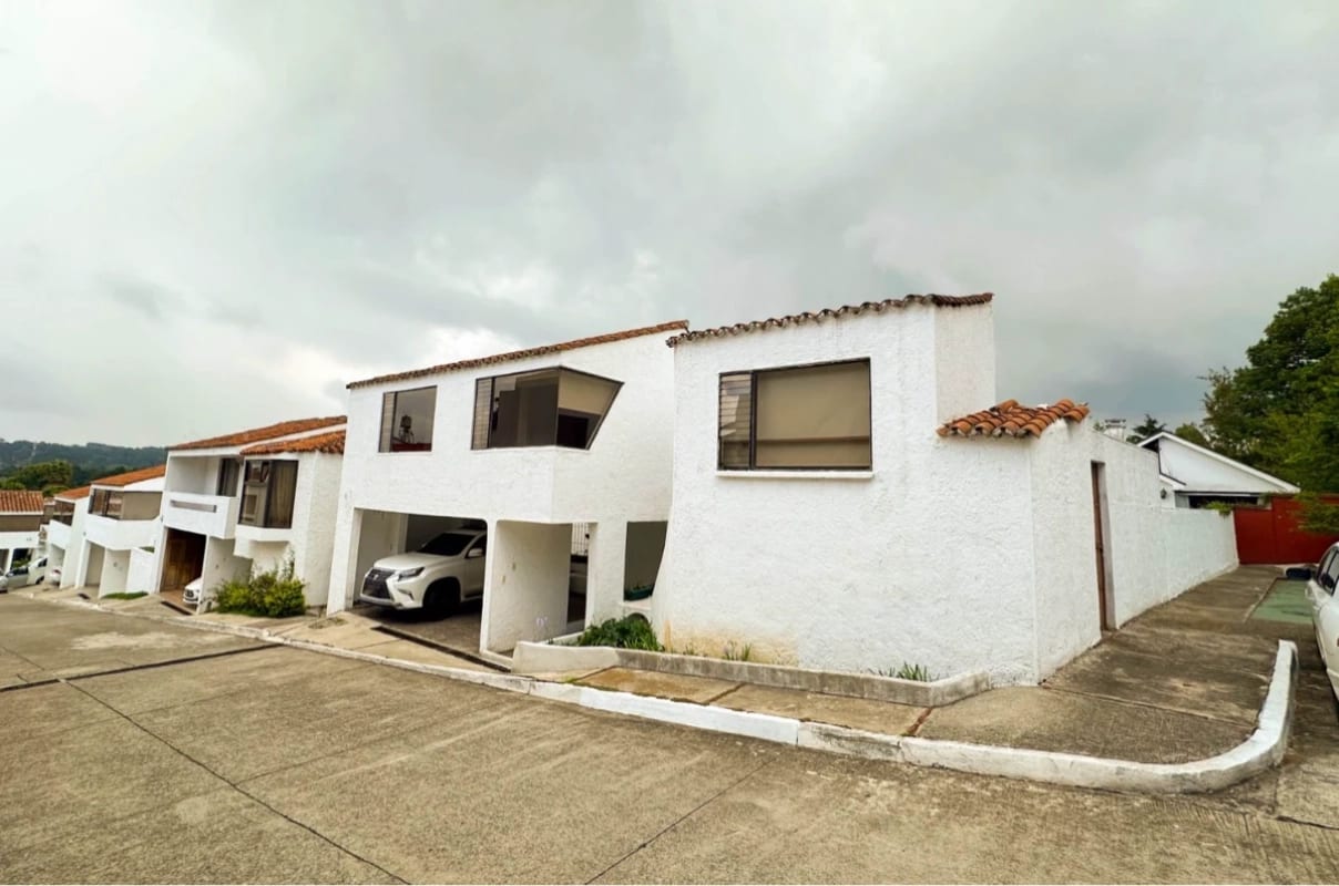 Venta amplia casa 4 Dormitorios Km 15.8 Carr. El Salvador | La Alhambra — Casa en Venta en km 11-15, Carretera a El Salvador, Guatemala, Ciudad — foto 1 de 11