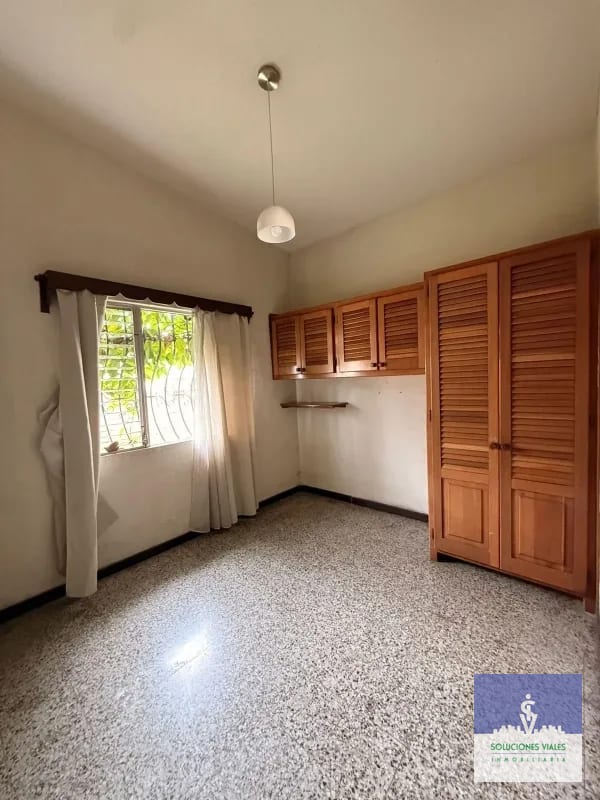 VENDO CASA DE 1 NIVEL CON JARDÍN, zona 16 — Casa en Venta en Jardines de San Isidro, Zona 16, Guatemala, Ciudad — foto 3 de 7