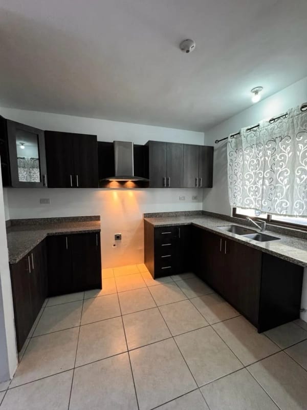 Venta de Casa Vistas de San Isidro Zona 16 — Casa en Venta en Vistas de San Isidro, Zona 16, Guatemala, Ciudad — foto 1 de 15